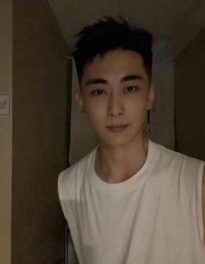 小鑫 上海 20岁 180cm 72kg