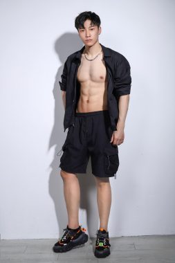 朱松纯 上海 25岁 181cm 68kg