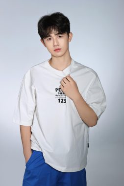 肖仲恺 上海 19岁 181cm 65kg