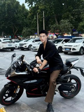 李家昌 上海 20岁 180cm 70kg
