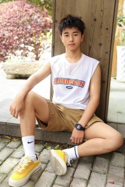 邹林峰 杭州 23岁 171cm 53kg