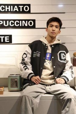 小宇 广州 19岁 180cm 60kg