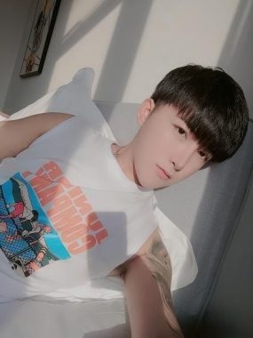 邓讴歌 深圳 28岁 173cm 57kg