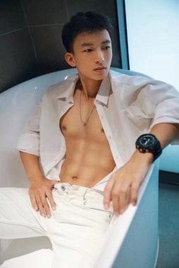 赵13 深圳 23岁 174cm 67kg