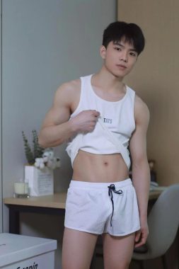 3668 深圳 23岁 174cm 57kg