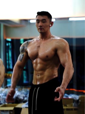小明同学 济南 30岁 185cm 100kg