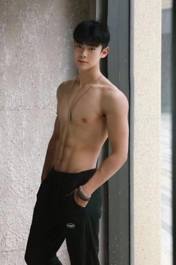 小念 深圳 20岁 181cm 68kg