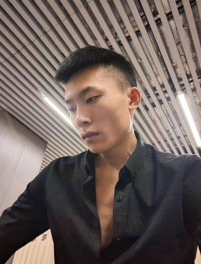 小海 西安 24岁 175cm 56kg