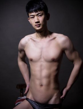 熊乃瑾 长沙 28岁 178cm 65kg