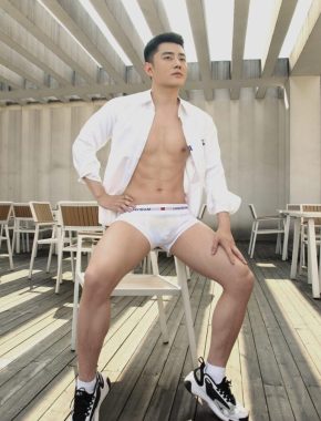 尹烨 昆明 26岁 175cm 64kg