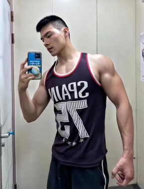吖A 中国澳门 28岁 179cm 68kg